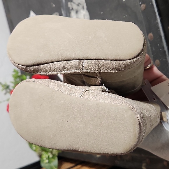 CARTERS Crib Shoes Soft Boots With Bow Detail 6-9 Months - Picture 8 of 9